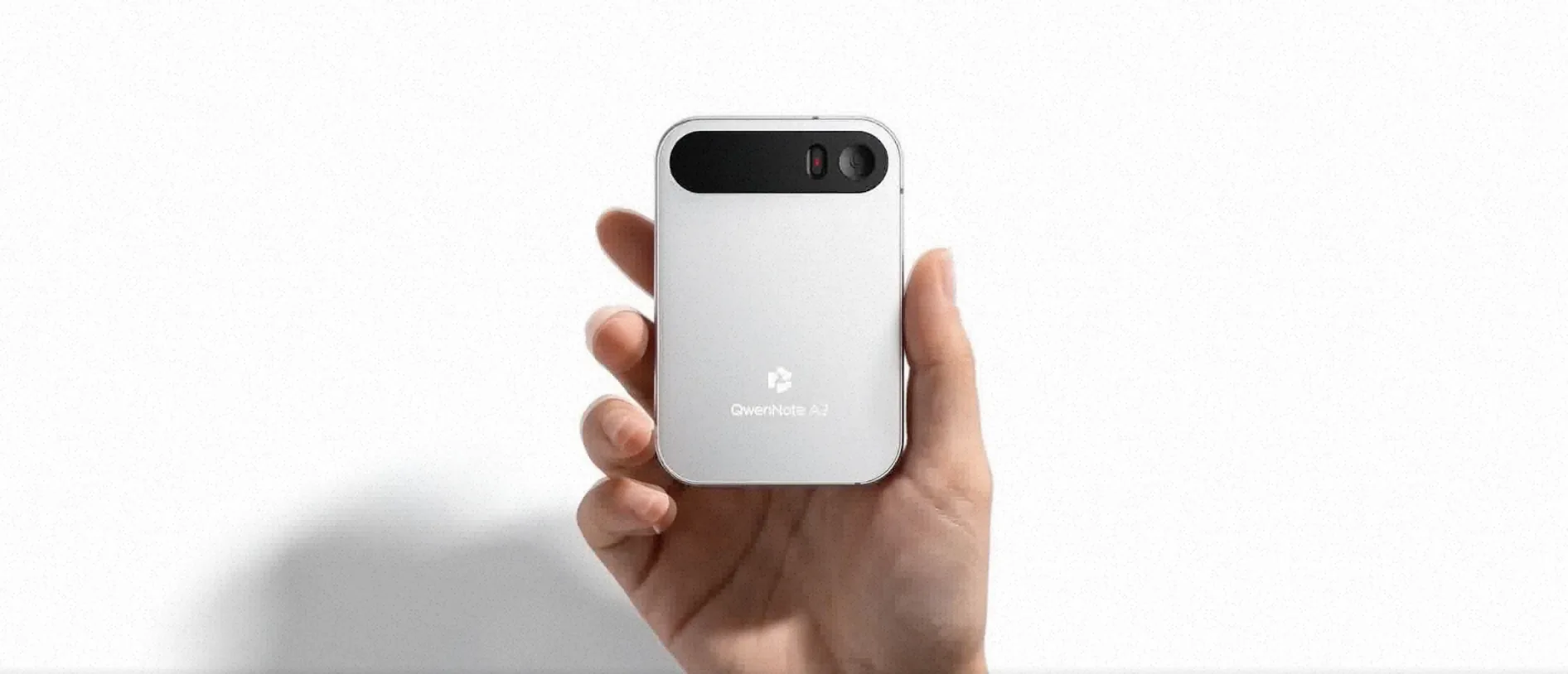 手持银色 QwenNote A2